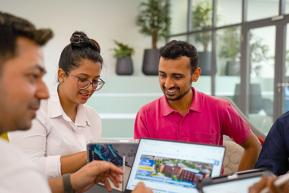 [Translate to English:] Studierende diskutieren