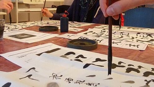 China Kompetenzzentrum, Hochschule Ansbach, Workshop, Kalligraphie, Schriftzeichen, zeichnen, Pinsel, Farbe