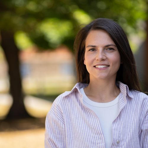 Anika Fischer-Burkholz – Fakultätsassistentin Medien