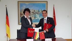 China Kompetenzzentrum, Hochschule Ansbach, Ute Ambrosius, Ye Gaoxiang, Kooperationsvertrag, Unterzeichnen, Kooperation, Paterhochschule, Besuch, Zusammenarbeit