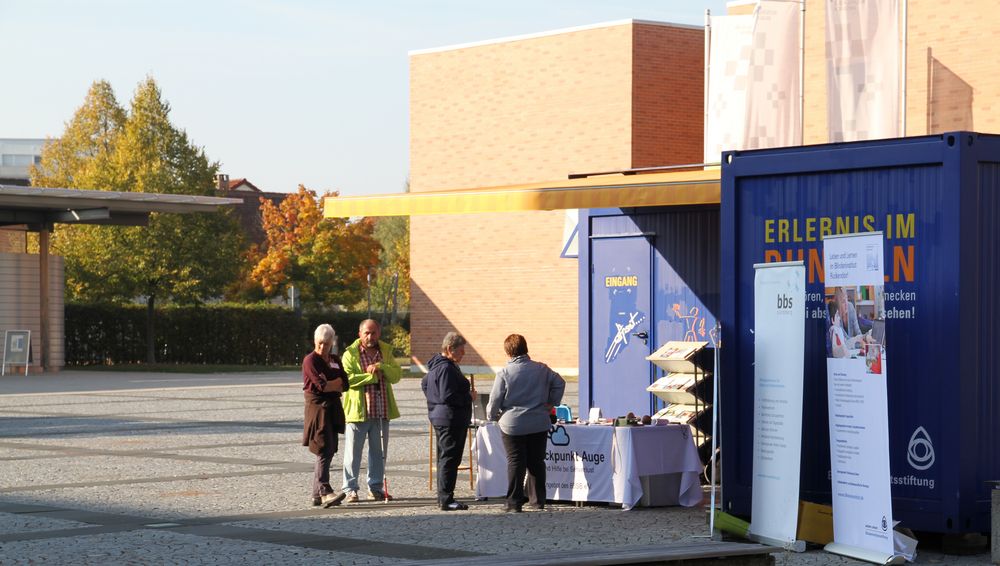 Besucher am Container