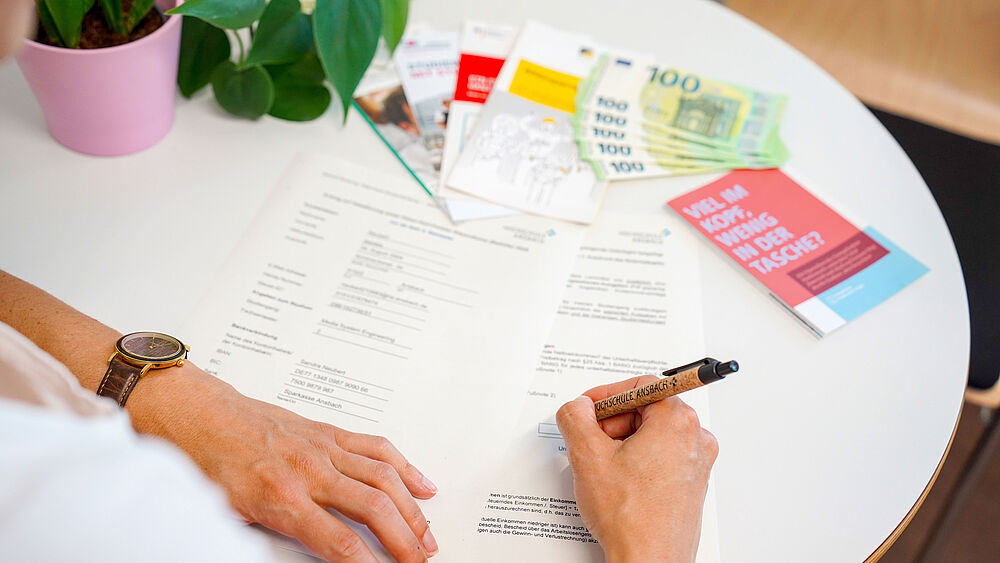 Stipendien: Formular wird ausgefüllt