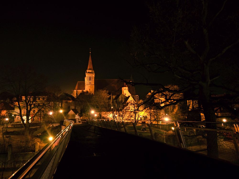 [Translate to Englisch:] Evangelisch-Lutherische Kirche St. Johannis Ansbach bei Nacht