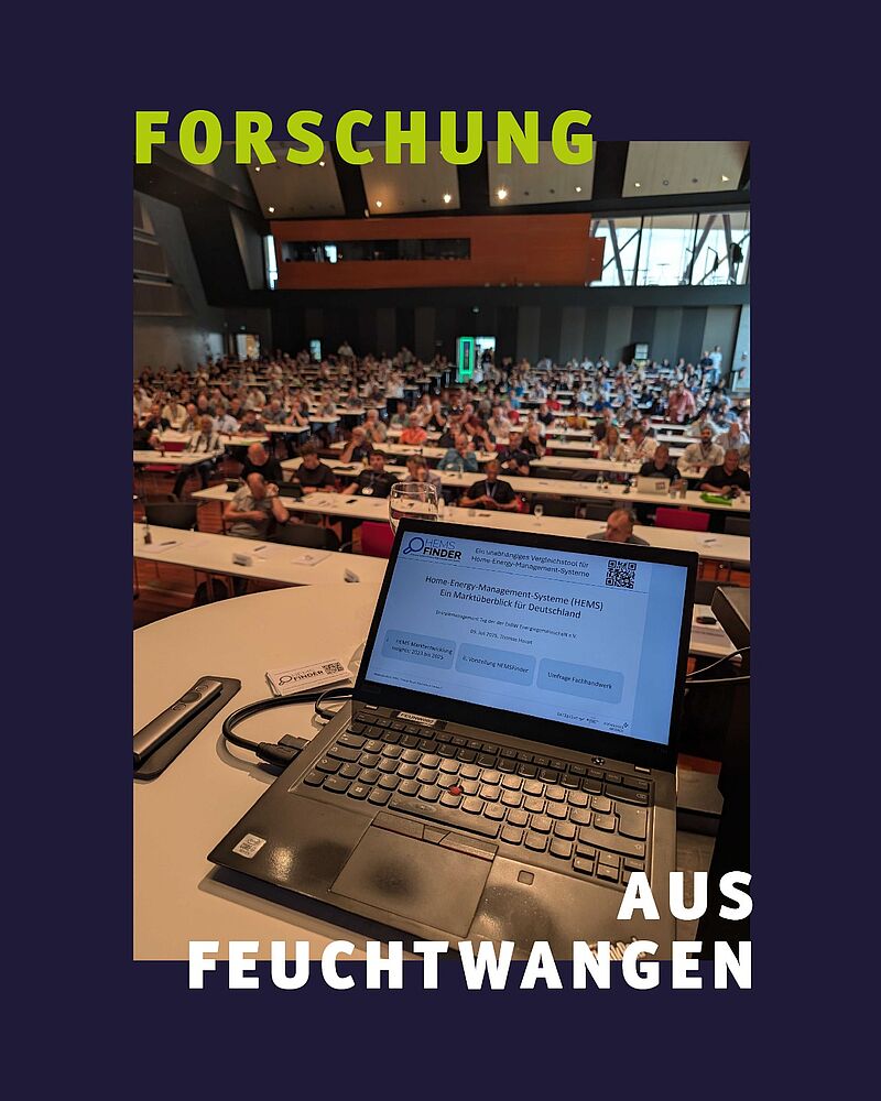 Laptop und gefüllter Hörsaal