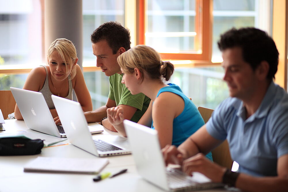 Studierende arbeiten zusammen