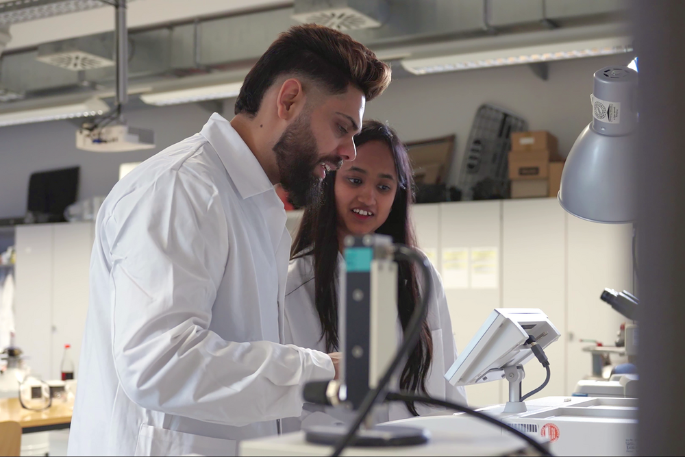 [Translate to English:] Studiernde im Labor