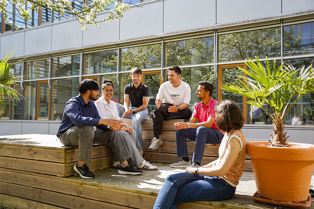[Translate to English:] Studierende relaxen