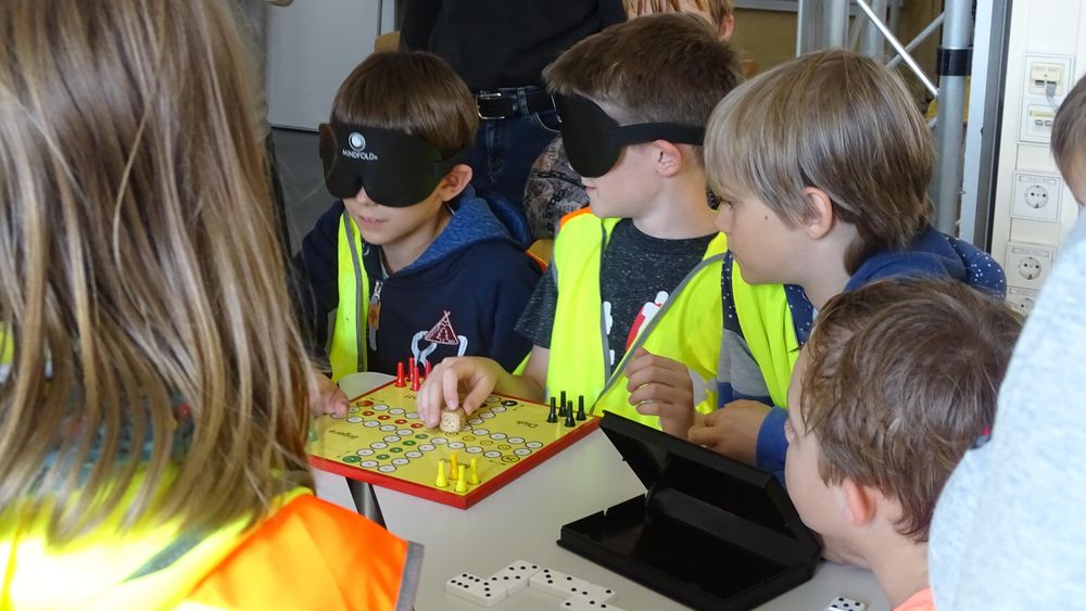 Tastkiste der EUTB und Simulationsbrillen zur Nachahmung verschiedener Augenerkrankungen