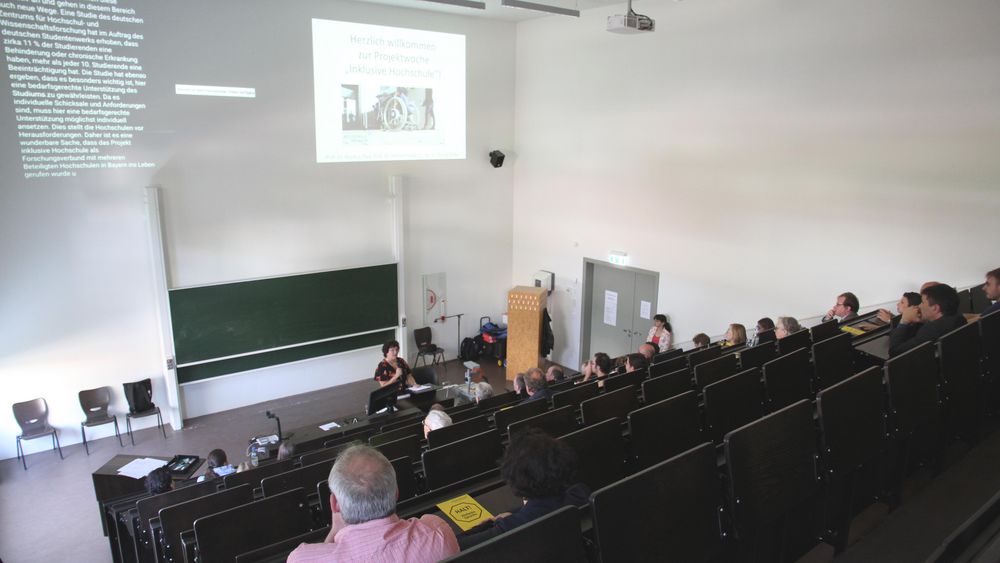 Hörsaal mit Schriftdolmetschung, Live-Mitschnitt