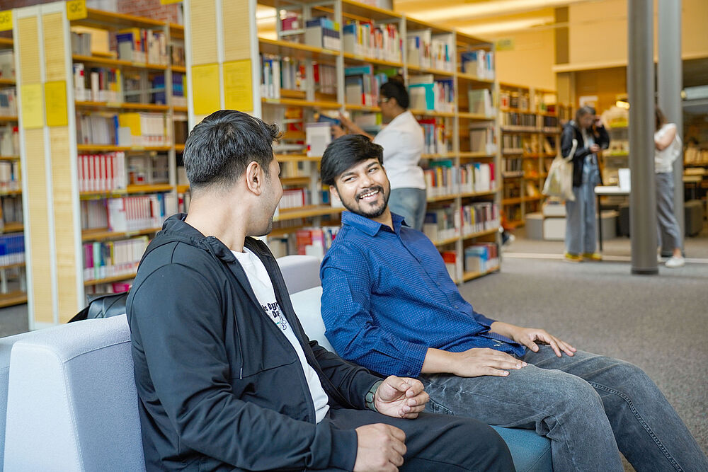 [Translate to English:] Studierende in der Bibliothek