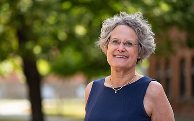 Dr. Esther Schnetz