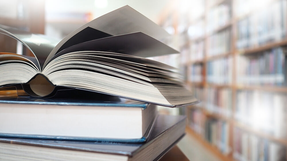 Bücher in Bibliothek