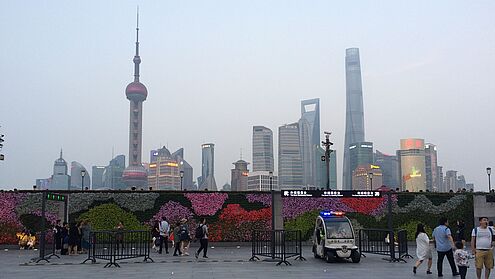 China Kompetenzzentrum, Hochschule Ansbach, Uferpromeade, Shanghai, Sehenswürdigkeit, Bund, Skyline, Großstadt, Wolkenkratzer,  Kultur