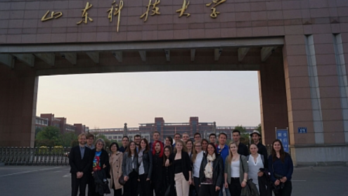 China Kompetenzzentrum, Hochschule Ansbach, Nord Tor, Campus Qingdao, Gruppenfoto, Studierenden, Sehenswürdigkeit, Kultur