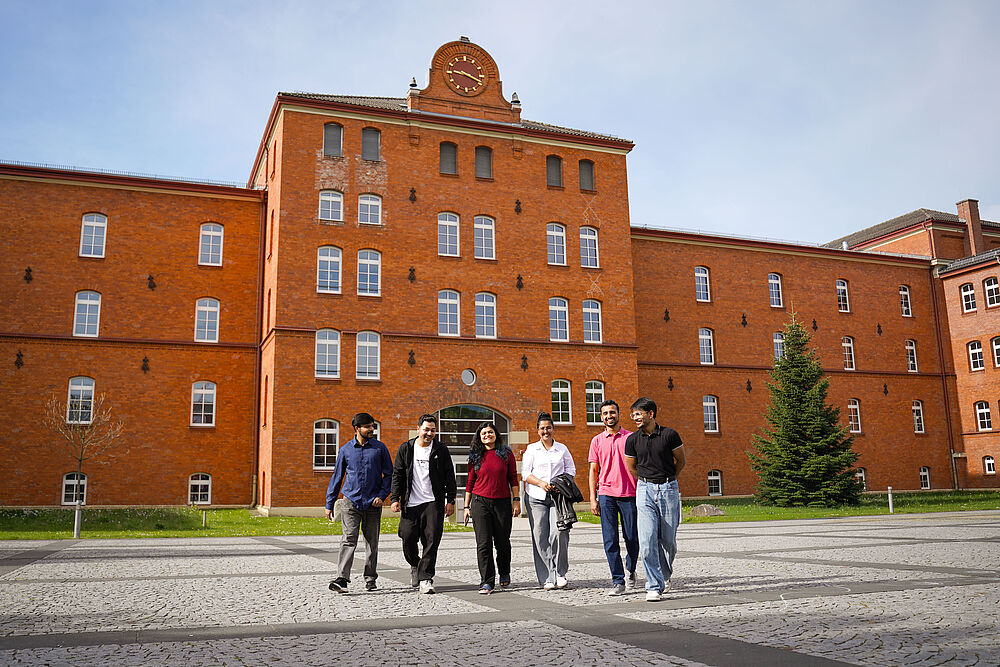 [Translate to English:] Studierende auf dem Campus