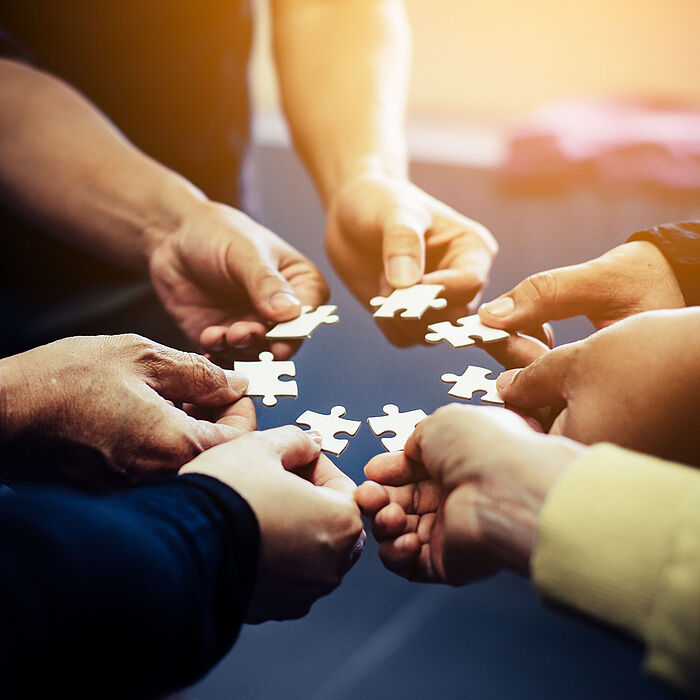 Hände mit Puzzle