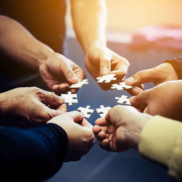 Hände mit Puzzle
