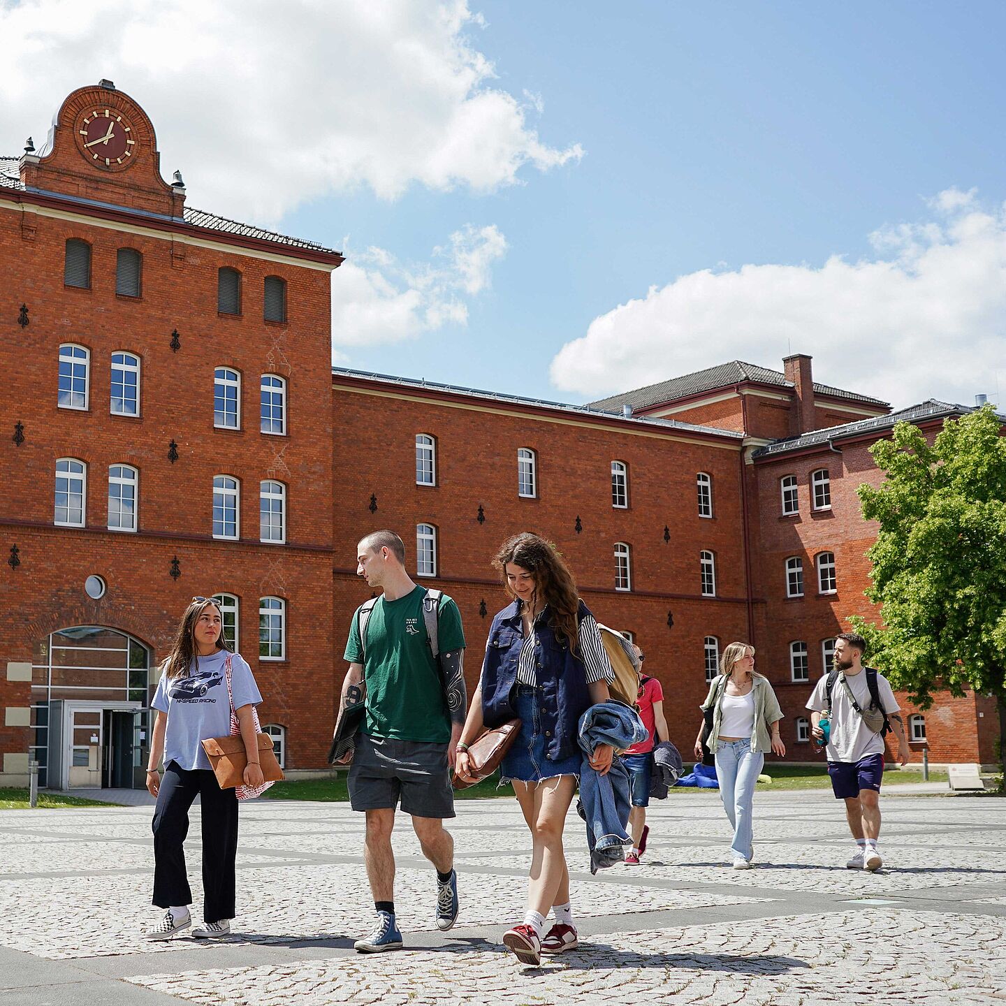 Campus der Hochschule Ansbach mit Studierenden