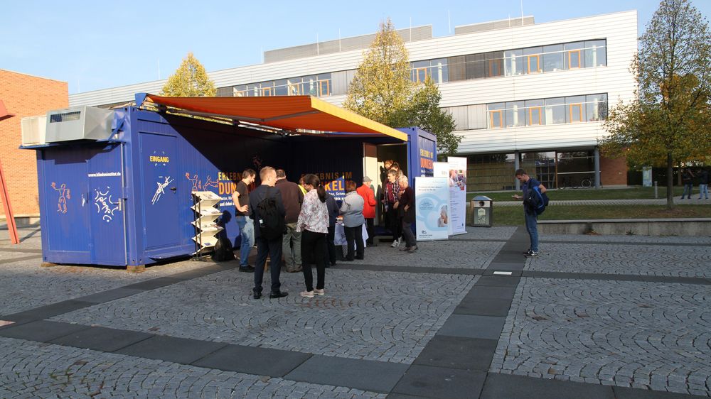 Besucher am Container