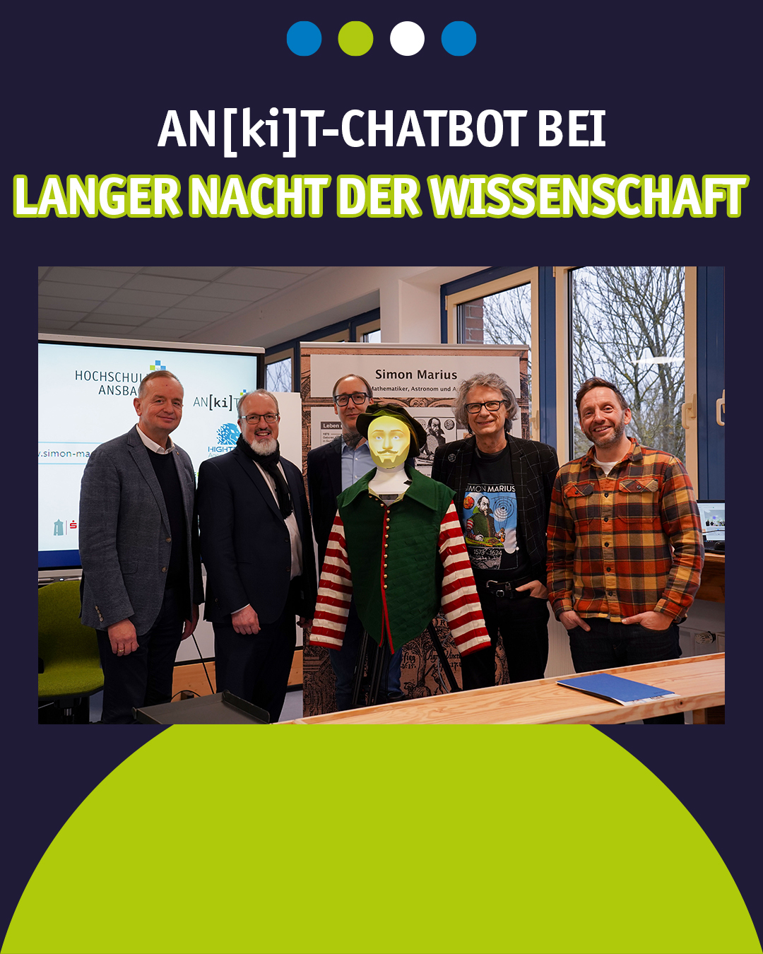 Personengruppe der Hochschule Ansbach und der Simon Marius Gesellschaft zusammen mit Roboterkopf Furhat bei der Präsentation der Marius-KI 